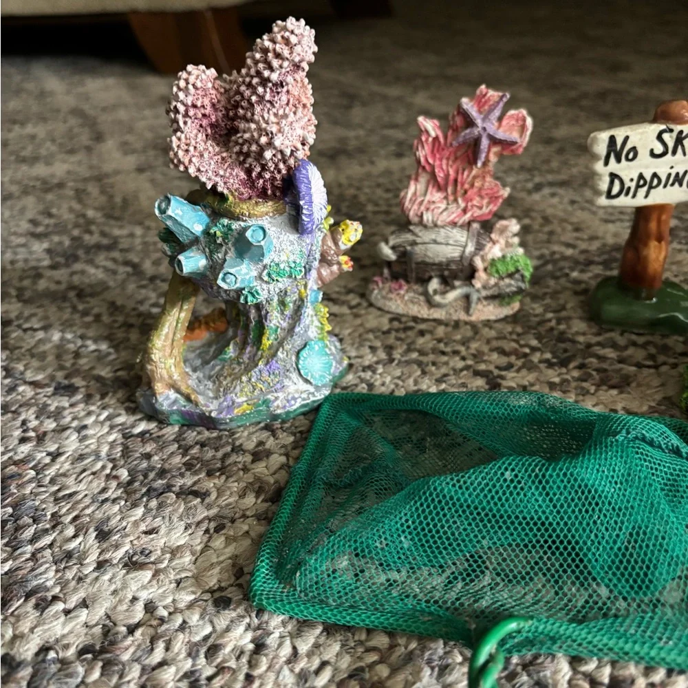 4 Fish Tank Decorations and Net